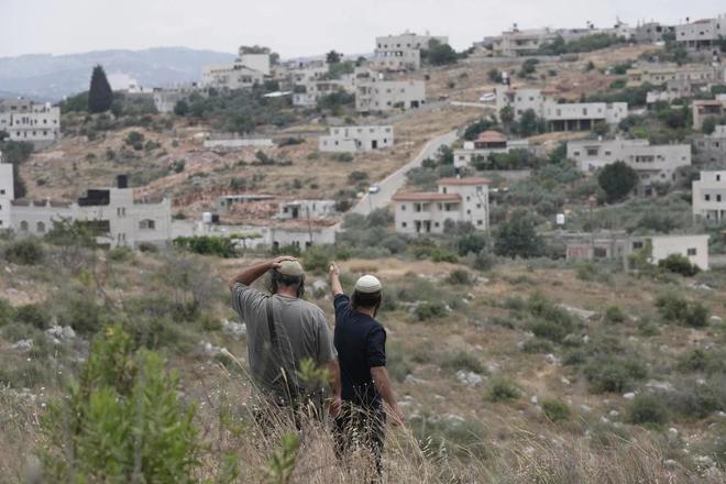 Izraelski osadnici podla uradov zranili pat Palestincanov na Zapadnom brehu Jordanu