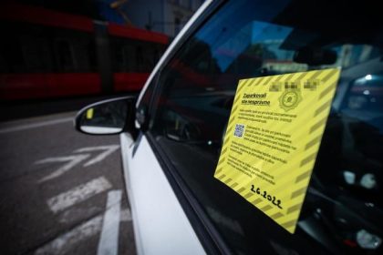 Magistrat povazuje obvinenie z diskriminacie pri parkovani za nepravdive