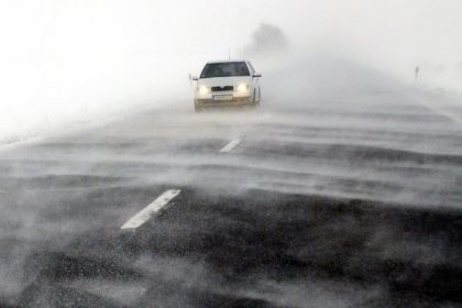 Na cestach sa tvori poladovica a snehove zaveje treba pocitat so silnym narazovym vetrom