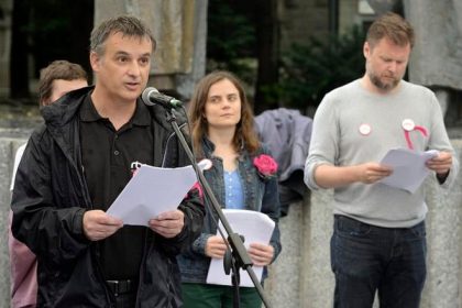 Napadnuty reporteri Brada Ako je mozne ze si niekto na sud doniesie elektricky obusok