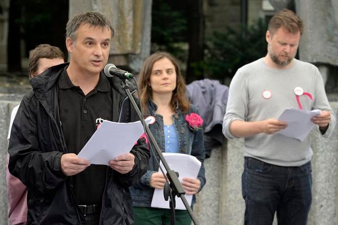 Napadnuty reporteri Brada Ako je mozne ze si niekto na sud doniesie elektricky obusok