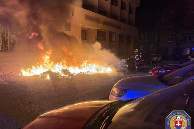 Nocny poziar v bratislavskom starom meste poskodil styri vozidla
