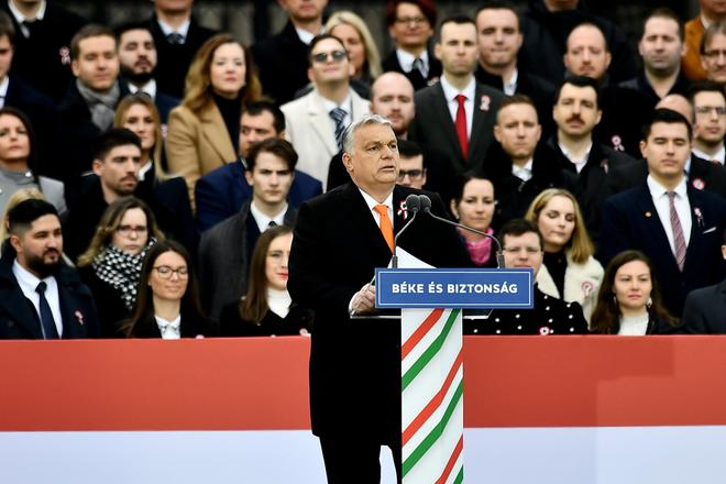 Orban od kultu hrdinov k ruskym sluhem pise Michal Havran
