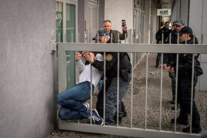 Plot na Satinskeho branil pred pilou vlastnym telom Obyvatelia pozaduju uplne zrusenie ulice