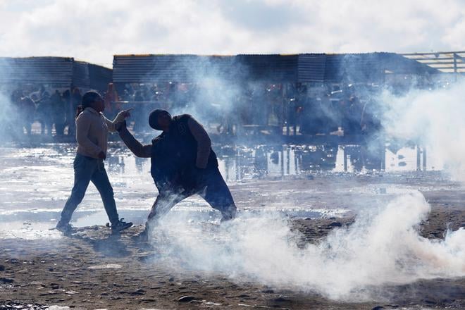 Policia v Bolivii vykonava desiatky razii hlada odcudzenes bankovky po havarii lietadla