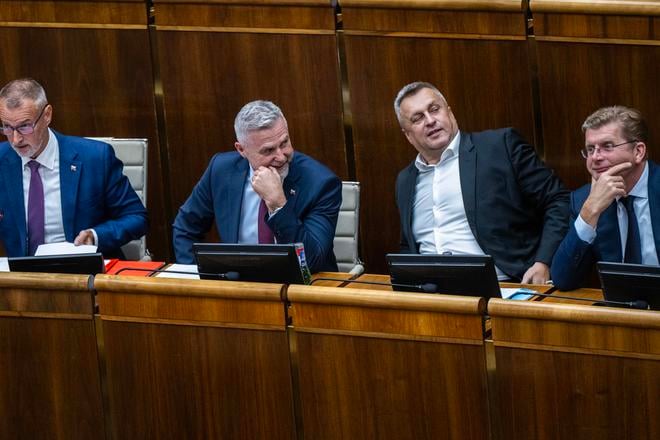 Poslanci sa rokovania o navrhu na odvolanie Tibora Gaspara nezucastnili program neschvalili