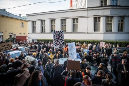 Protestny pochod Nespokojna kulturna obec vychadza do ulic