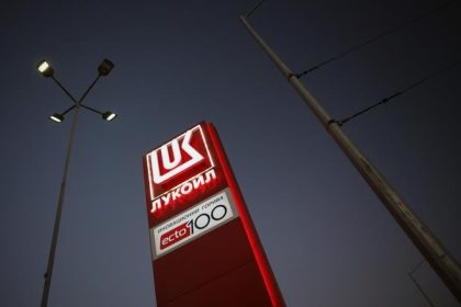 Rusky ropny koncern Lukoil sa v minulom roku dostal do straty