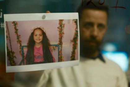 Vsetci okolo su mrtvi a sestrocne dievca prosi na tiesnovej linke o pomoc Vo vojne v Gaze su predovsetkym porazeni