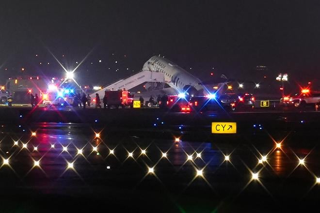 dvaja piloti zahynuli po zrazke lietadla s autom na letisku la guardia v new yorku