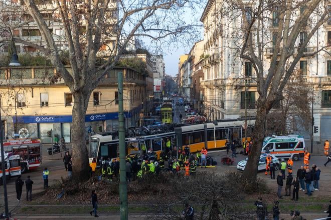 v milane sa vykolajila elektricka zomreli dvaja ludia a takmer 50 utrpelo zranenia