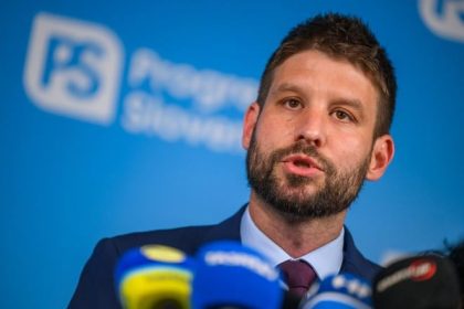 vyzyva premiera aby zabezpecil ze motoristi nebudu platit viac za benzin