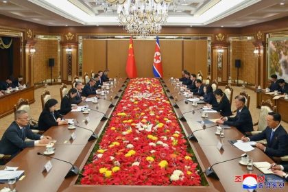 Cinsky minister zahranicia na stretnuti s Kim Cong unom vyzval na uzsie vztahy medzi krajinami