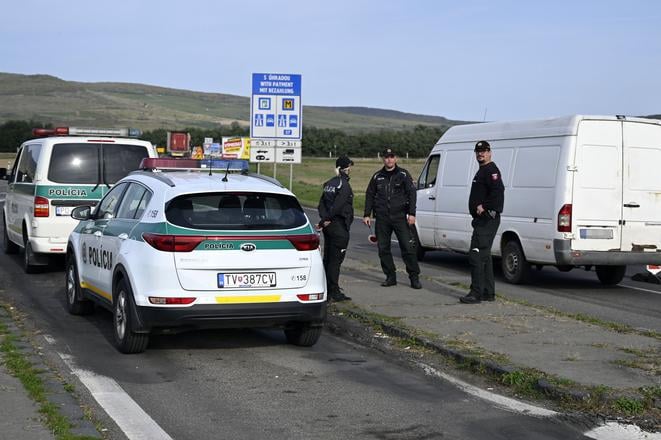 KDH ziada Fica o vyjadrenie k udajnemu zvazaniu migrantov na slovenske hranice