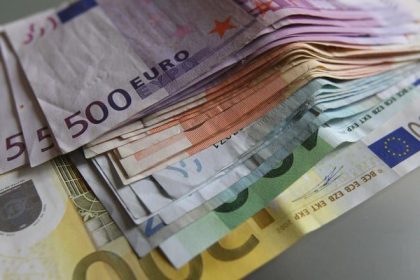 Ministerstvo financii opat znizilo vyhlad deficitu verejnych financii