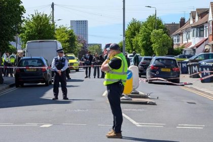 Muz pobodal dvoch ludi v zidovskej stvrti Londyna policia ho zatkla