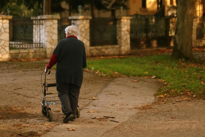 Najstarsi seniori by si mohli vyrazne polepsit poslanci SNS navrhuju zvysenie ich dochodkov
