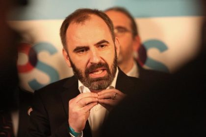 Opozicne PS kritizuje vladu za ceny paliv a plan na prevzatie spolocnosti JESS statom