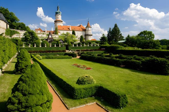 Potulky Kralovohradeckom Zamok s vytahom skalne labyrinty a barokovy unikat