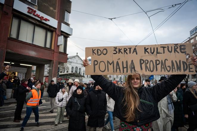 Protestujuci pod oknami Simkovicovej piskali a bubnovali Kultura nie je vase leno odkazali jej