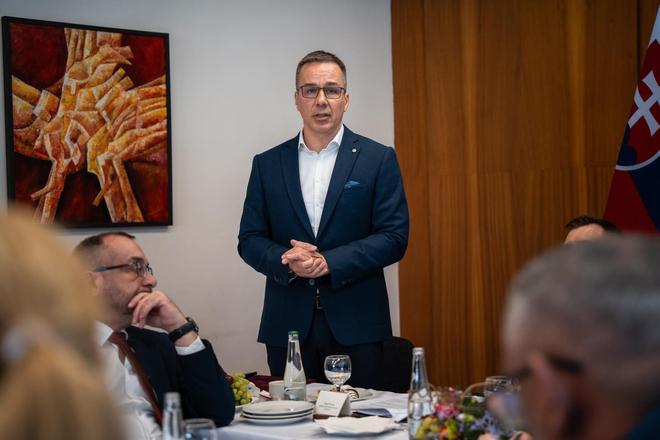 o pridavok na dietat by mal rodic prist pri zaskolactve hovori minister tomas
