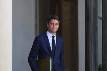 Bol najmladsim premierom v historii Francuzska Attal oznamil svoju kandidaturu na prezidenta