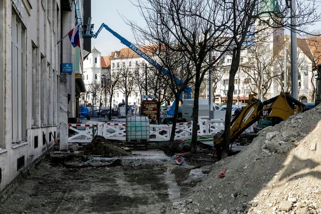 Bratislava pokracuje s rekonstrukciou Namestia SNP renovuje zastavky elektriciek a kolajisko