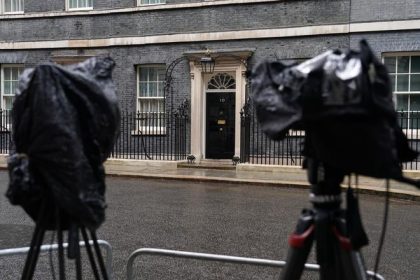 Britsku vladu opustili dalsie dve clenky