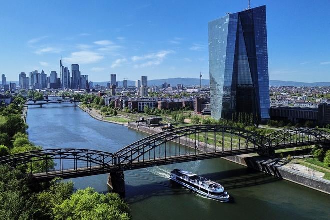 ECB napriek inflacnym rizikam nezmenila urokove sadzby