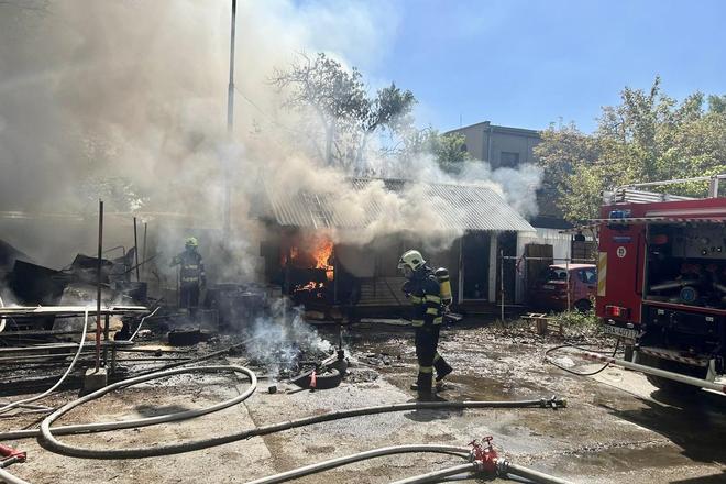Hasici zasahovali pri poziari odpadu vo Vlcim hrdle Zasiahol aj unimobunky