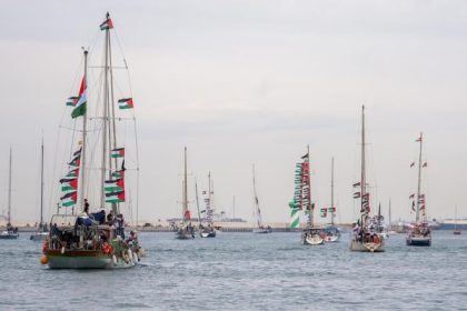 Izrael ich zadrzal v medzinarodnych vodach Aktivisti ktori sa plavili do Pasma Gazy vystupili na Krete