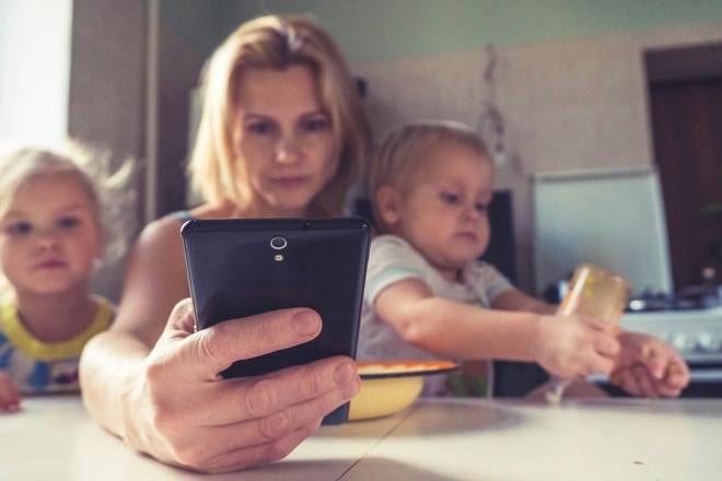 Odstrkovala som dieta lebo som scrollovala na mobile Tri zeny opisuju ako im pocas materskej telefony ovladli zivot