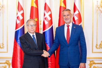 Pellegrini a Rasi hovorili s podpredsedom cinskeho parlamentu o rozvoji vztahov