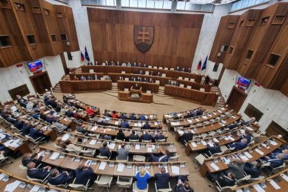 Poslanci Narodnej rady ukoncili rokovanie do lavic sa vratia v pondelok