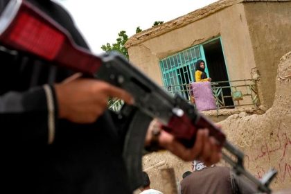 Pri utoku militantov na zakladnu v Pakistane zahynulo osem osob 35 bolo zranenych