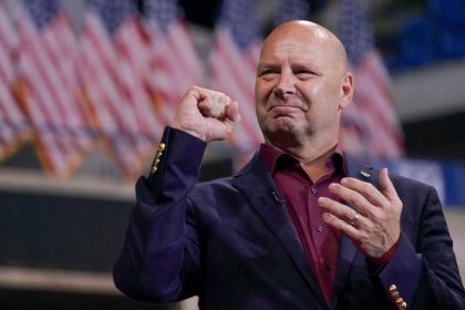 Ranny brifing Trump posiela ultra MAGA radikala mladez Smeru porusuje zakon