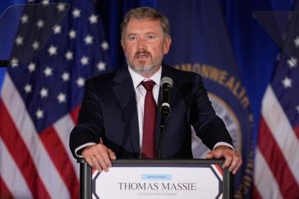 Republikansky kongresman Massie zaplatil za kritiku Trumpa neuspechom vo volbach