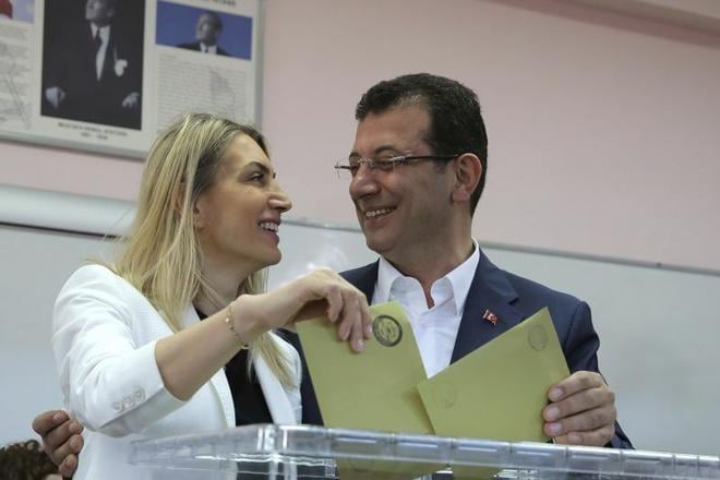 Turecky sud nariadil podmienkove prepustenie 15 osob v pripade Imamoglu