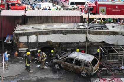 Zrazka vlaku s autobusom v Thajsku si vyziadala najmenej osem obeti