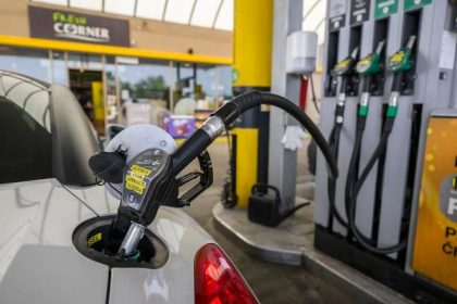 Benziny a nafta zlacneli na konci maja o 7 centov za liter