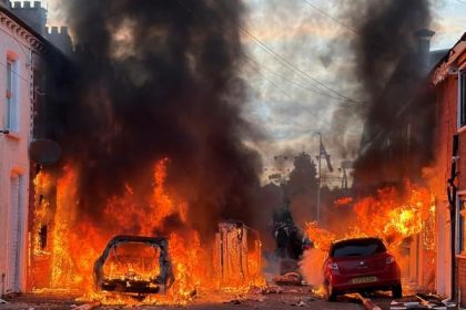 Britska vlada kritizovala Musika za podnecovanie napetia pred nepokojmi v Belfaste