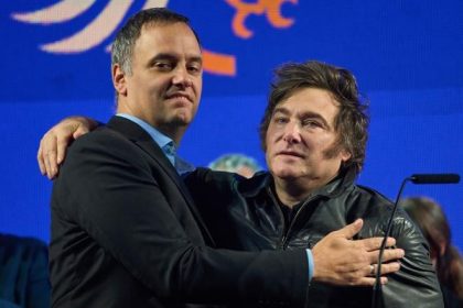 Celi obvineniam z nepriznanych prijmov sef kancelarie argentinskeho prezidenta odstupil