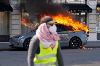 Demonstranti na proteste proti samitu G7 v Zeneve zapalili automobil Tesla a rozbili okna banky