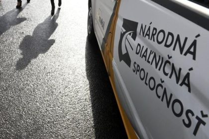 Dialniceari na jar vycistili vozovky dialnic aj od necistot ktore zanechal zimny posyp