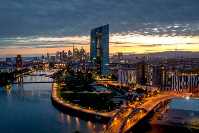Eurompska centrala banka prvykrat po takmer troch rokoch zvysila urokove sadzby