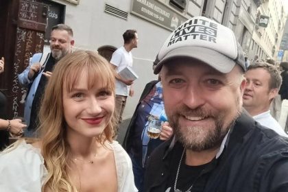 Kryptofasisticka influencerka Livia sa foti s vrahom