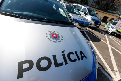 Mladici sa viezli po centre Bratislavy na gauci na kolobezkach