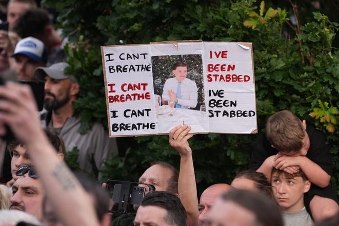 Policajti ho najprv sputali aj ked umieral Britania vysetruje pripad zavrazdeneho studenta Nowaka