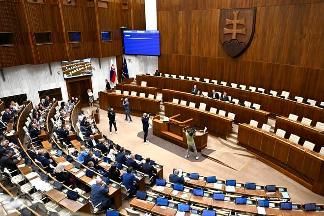 Poslanci schvalili v tomto roku zatial 45 zakonov z toho dva v zrychlenom rezime