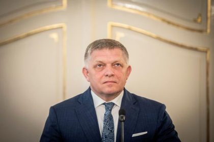 Premier sa postavil za syna Agentura Smer v ktorej je Fico mladsi konatelom nenaklada s verejnymi peniazmi
